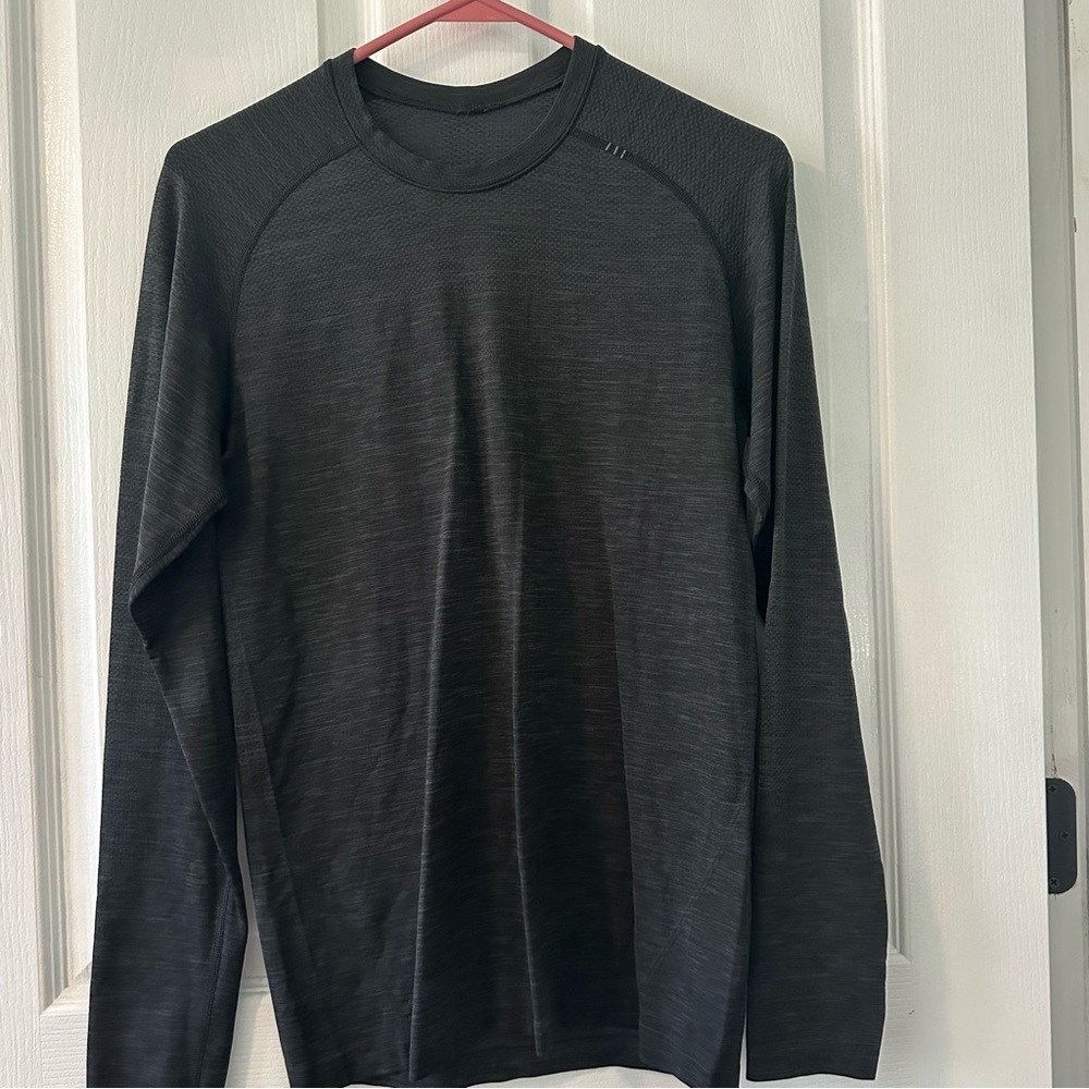 men’s size small dark grey/black metal vent tech long sleeve
